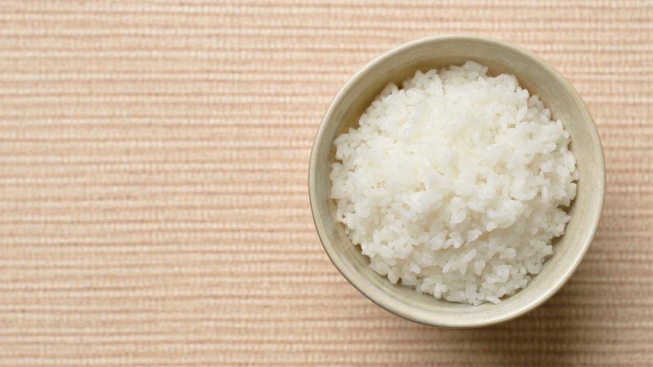 ¿Qué simboliza realmente el acto de colocar arroz en la entrada de nuestro hogar? Un misterio cultural que invita a la reflexión.