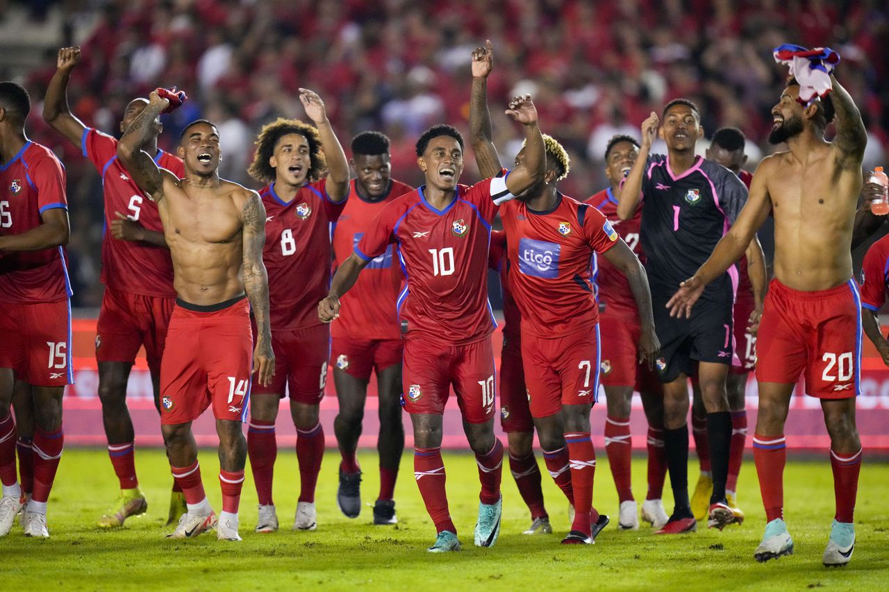 Los jugadores de Panamá celebran después de vencer 3-1 a Costa Rica en un partido de vuelta de los cuartos de final de la Liga Nacional Concacaf en el estadio Rommel Fernández en la ciudad de Panamá, el lunes 20 de noviembre de 2023. (Foto AP/Arnulfo Franco)
