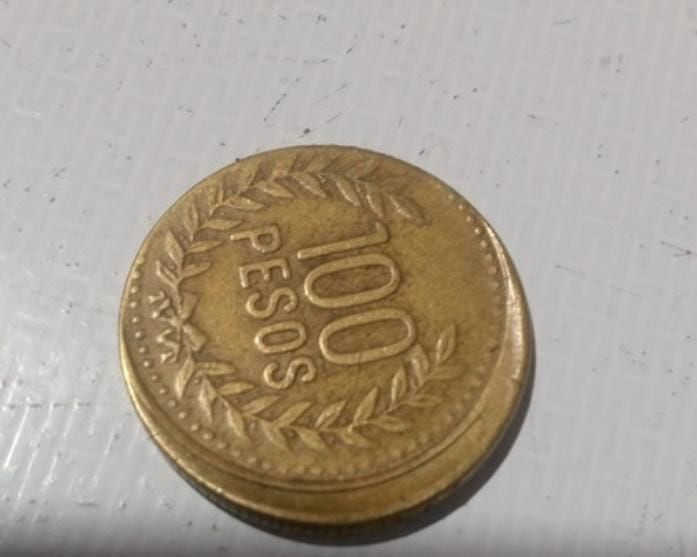 Algunas monedas de cien pesos también tienen detalles en el tamaño de los números.
