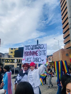 Kika Nieto salió en la marcha del orgullo con un cartel en el que pidió perdón