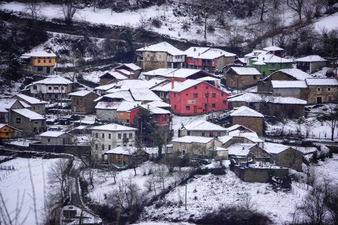 Vista panorámica desde Ponga de un grupo de casas cubiertas de nieve el 18 de enero de 2023, en San Juan de Beleño, Ponga, Asturias, España.