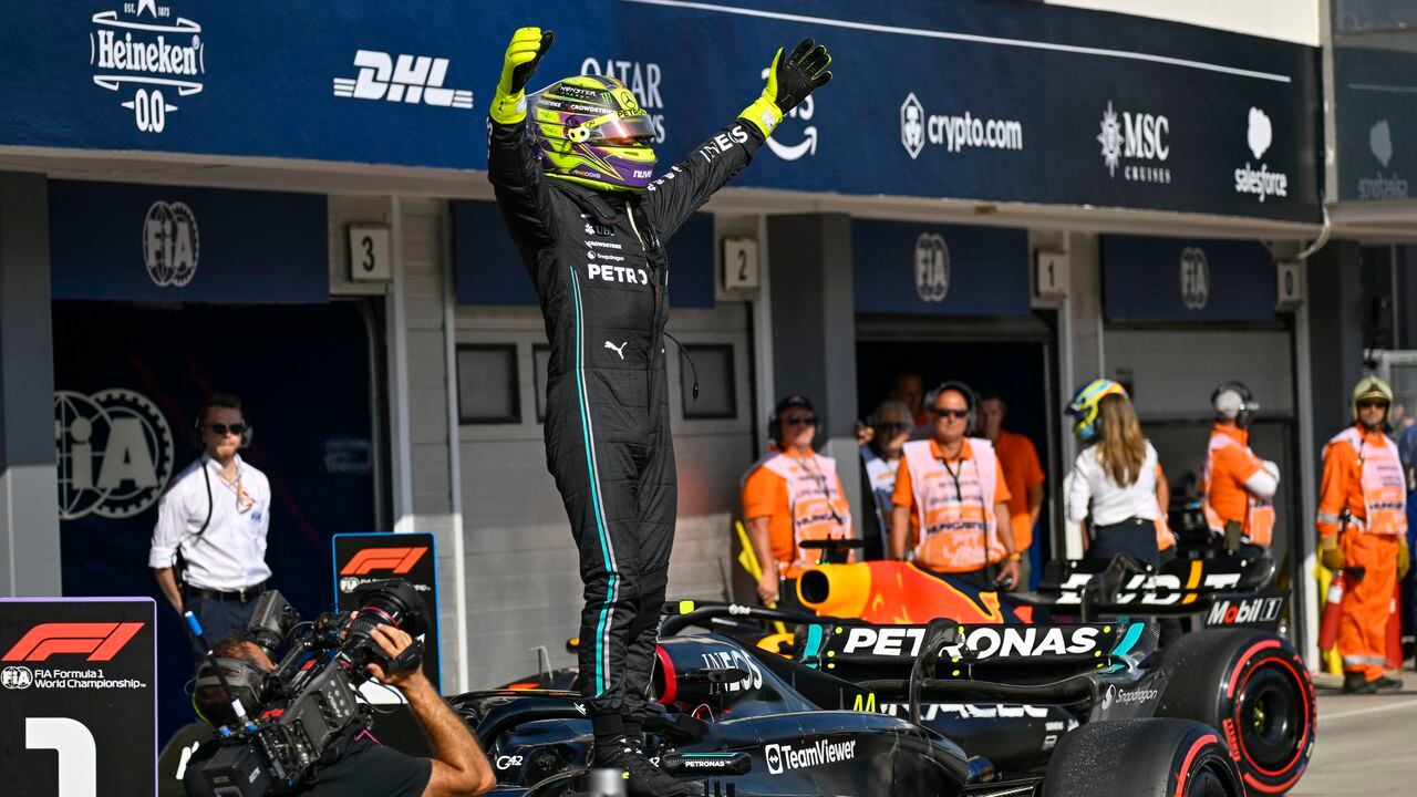 El piloto británico de Fórmula Uno Lewis Hamilton de Mercedes-AMG Petronas celebra después de marcar el tiempo más rápido durante la sesión de clasificación antes de la carrera de autos del Gran Premio de Hungría de Fórmula Uno del domingo, en el circuito de Hungaroring en Mogyorod, cerca de Budapest, Hungría, el sábado 22 de julio de 2023. (Foto AP/Denes Erdos)
