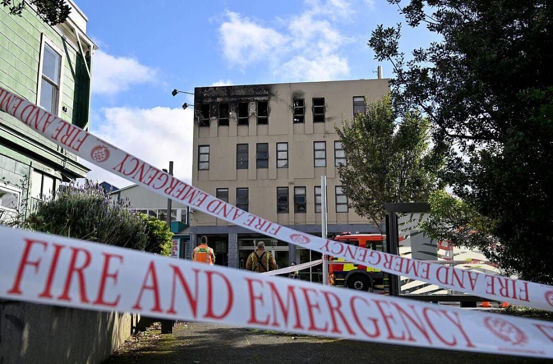 Así quedó el hostal que tuvo el incendio en Nueva Zelanda. Las autoridades todavía están trabajando en el lugar.
