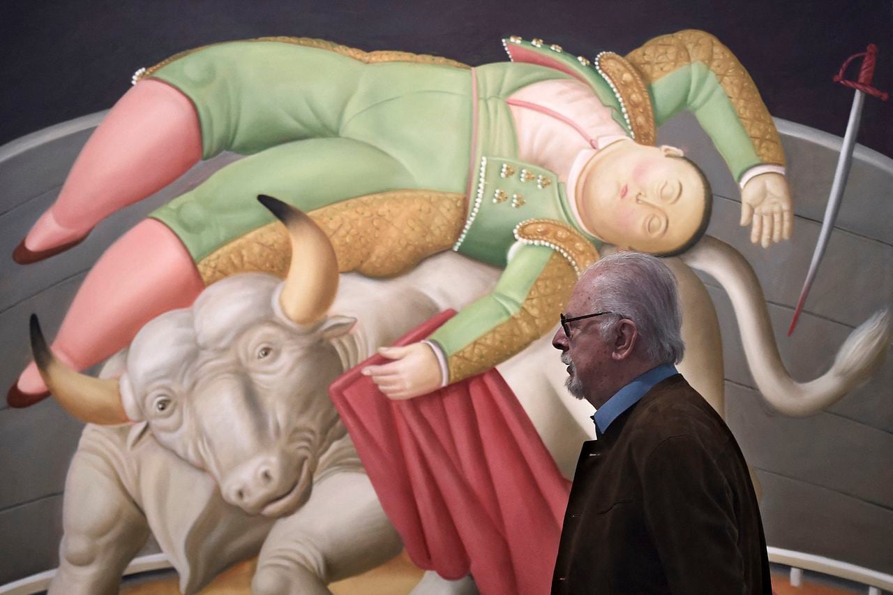 El artista colombiano Fernando Botero camina el 22 de noviembre de 2017, junto a una de sus pinturas expuestas en el Hotel de Caumont, en Aix en Provence, sur de Francia, como parte de la exposición "Botero, dialog avec Picasso" ("Botero, un diálogo con Picasso").