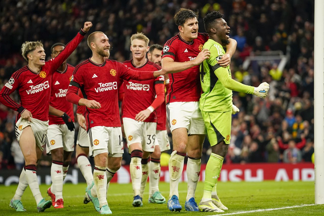 Manchester United celebrando el triunfo ante el Copenhagen por la Champions League 2023-2024