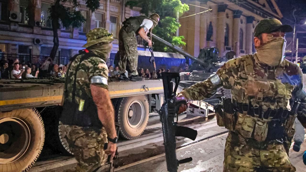 Paramilitares del grupo Wagner en una calle de Rostov-on-Don, Rusia, el sábado 24 de junio de 2023.