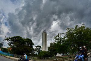 Imagen de la Torre de Cali bajo una nube gris durante la temporada de lluvias.