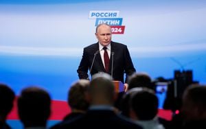 El candidato presidencial ruso y presidente en ejercicio, Vladimir Putin, habla después del cierre de los colegios electorales, en Moscú, Rusia, el 18 de marzo de 2024.