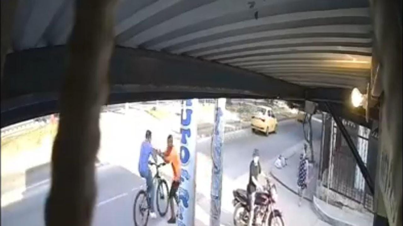 En el video se puede ver la forma en la que el delincuente se abalanzó sobre el joven para poder hurtarle su bicicleta.