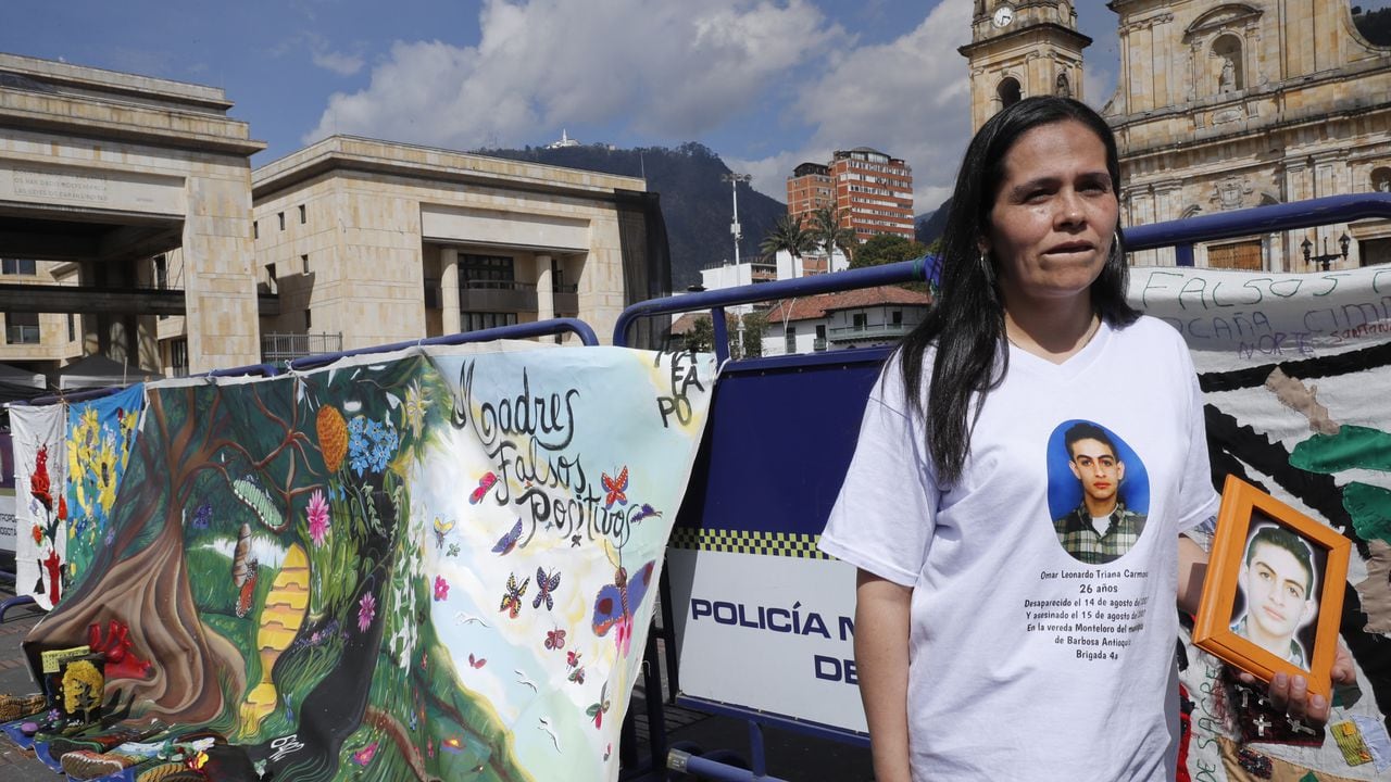 Acto de Excusas Públicas por los casos de ejecuciones extrajudiciales de las que fueron víctimas jóvenes residentes en Bogotá y Soacha, en la Plaza de Bolívar
