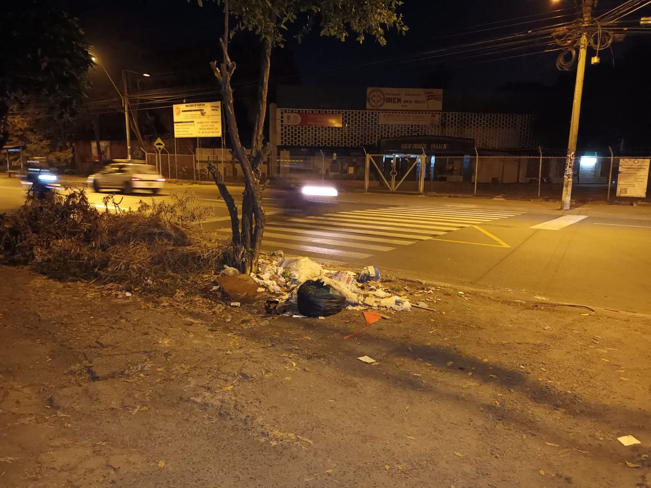 Ciudadano denuncia que pese a que el carro de la basura pasó, no recogieron todos los residuos.