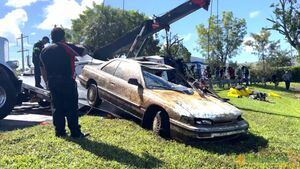 Las autoridades estaban investigando el martes después de que los buzos recuperaran decenas de vehículos de un lago en Doral, Florida.