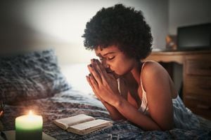 Los creyentes sostienen la idea de que la oración antes de ir a dormir es de las más poderosas en el día.