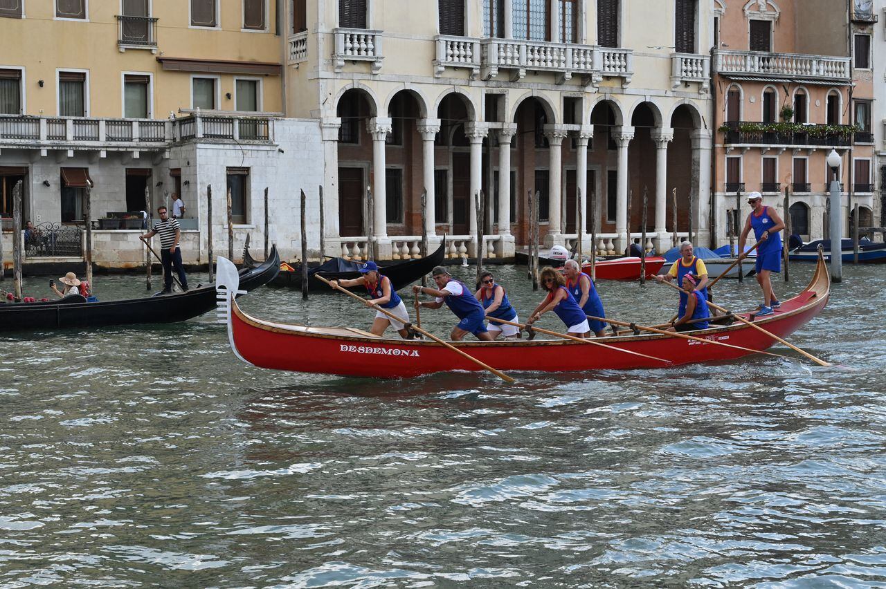 La Unesco recomienda que Venecia sea incluida en la lista del Patrimonio Mundial en Peligro, ya que se han tomado medidas "insuficientes" para luchar contra el deterioro del sitio debido, en particular, al turismo de masas y al cambio climático, según una decisión hecha pública el 31 de julio. Foto: AFP