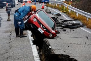 Un trabajador mira un automóvil atrapado en una carretera rota después de un terremoto, cerca de Anamizu, Japón, el 3 de enero de 2024.