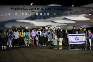 En la madrugada de este viernes, llegaron los primeros 110 colombianos repatriados de Israel en un vuelo humanitario de la Fuerza Aeroespacial Colombiana al Aeropuerto Militar de Catam.(Colprensa - John Paz)