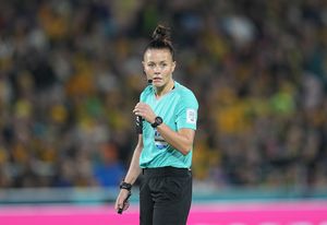 Rebecca Welch, de Inglaterra, observa durante el partido de octavos de final de la Copa Mundial Femenina de la FIFA Australia y Nueva Zelanda 2023 entre Australia y Dinamarca en el Stadium Australia el 7 de agosto de 2023 en Sídney, Australia.