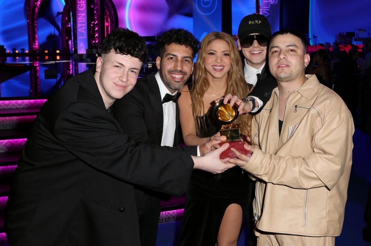 El compositor colombiano recibió tres galardones, entre ellos una canción de Shakira.