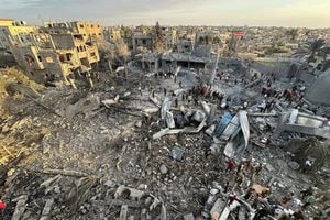Palestinos inspeccionan el lugar de un ataque israelí contra una mezquita, en medio del conflicto en curso entre Israel y el grupo islamista palestino Hamas, en Rafah, en el sur de la Franja de Gaza, el 24 de enero de 2024.