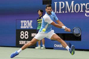 Novak Djokovic, de Serbia, devuelve un tiro a Bernabé Zapata Miralles, de España, durante la segunda ronda del campeonato de tenis del Abierto de Estados Unidos, el miércoles 30 de agosto de 2023, en Nueva York. (Foto AP/John Minchillo)
