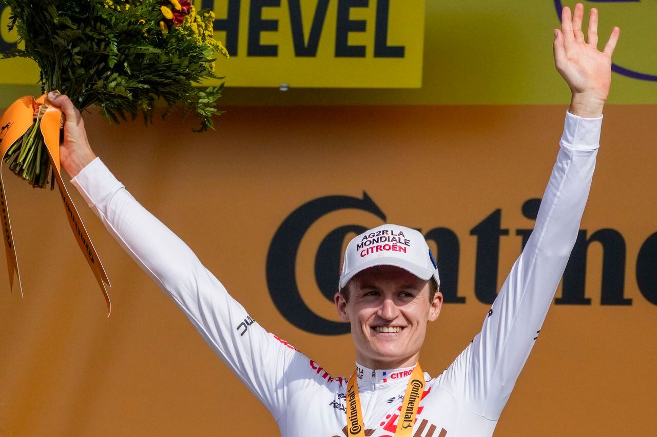 El ganador de la etapa, Felix Gall, de Austria, celebra en el podio después de la decimoséptima etapa de la carrera ciclista del Tour de Francia de más de 166 kilómetros (103 millas) con inicio en Saint-Gervais Mont-Blanc y final en Courchevel, Francia, el miércoles 19 de julio de 2023. (Foto AP/Thibault Camus)