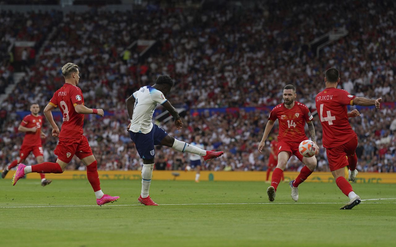 Bukayo Saka de Inglaterra anota el cuarto gol de su equipo en el partido de fútbol del Grupo C de clasificación para la Eurocopa 2024 entre Inglaterra y Macedonia del Norte en Old Trafford, Manchester, Inglaterra, el lunes 19 de junio de 2023. (Tim Goode/PA vía AP)