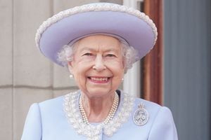 La reina Isabel II de Gran Bretaña se encuentra en el Balcón del Palacio de Buckingham mientras las tropas desfilan durante el Desfile del cumpleaños de la Reina, Trooping the Colour, como parte de las celebraciones del jubileo de platino de la Reina Isabel II, en Londres el 2 de junio de 2022.