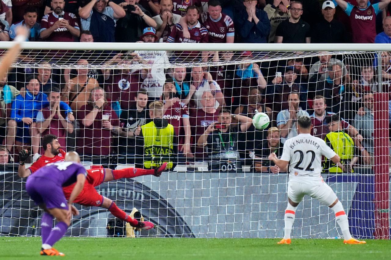 Said Benrahma del West Ham, a la derecha, anota el primer gol desde el punto de penalti durante el partido final de la Liga de la Conferencia Europa entre la Fiorentina y el West Ham en el Eden Arena de Praga, el miércoles 7 de junio de 2023. (Foto AP/Petr David Josek)