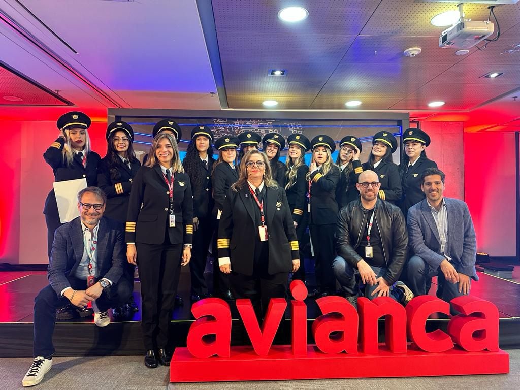 Avianca celebró la graduación del primer curso de pilotos exclusivo para mujeres realizado por la aerolínea. Doce jóvenes son las nuevas capitanas