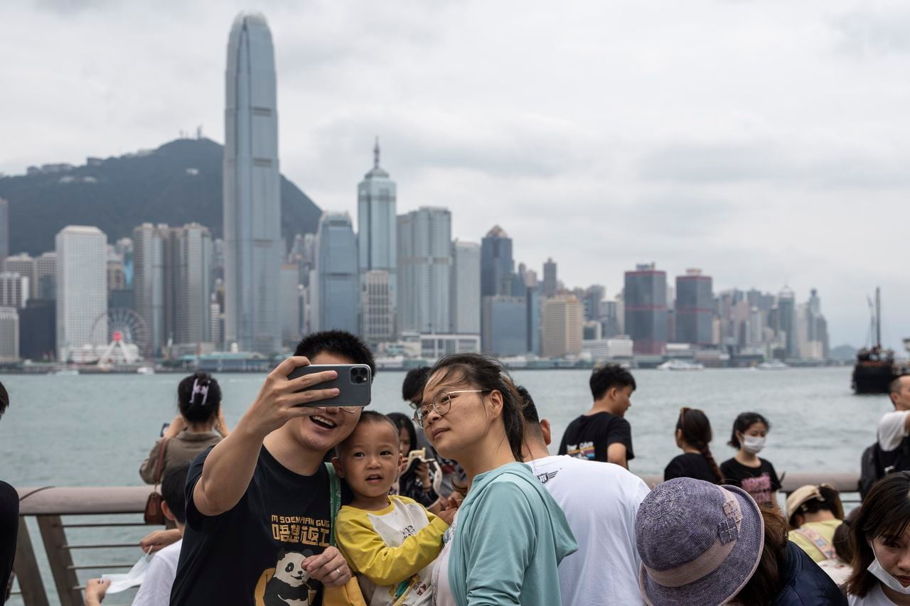Personas tomándose una selfie con el Skyline de Hong Kong el 1 de mayo de 2023 en Hong Kong, China