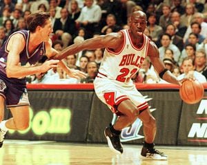 El inmenso éxito mundial del documental "The Last Dance" en medio del bloqueo del coronavirus ha impulsado las ventas de objetos de colección relacionados con el ícono de la NBA Michael Jordan, algunos de los cuales se cotizan en cientos de miles de dólares.