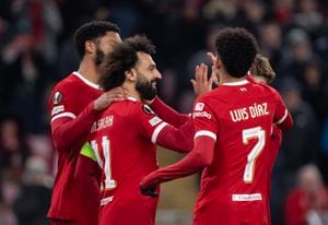 Luis Díaz celebrando un gol con Mohamed Salah, figura del Liverpool