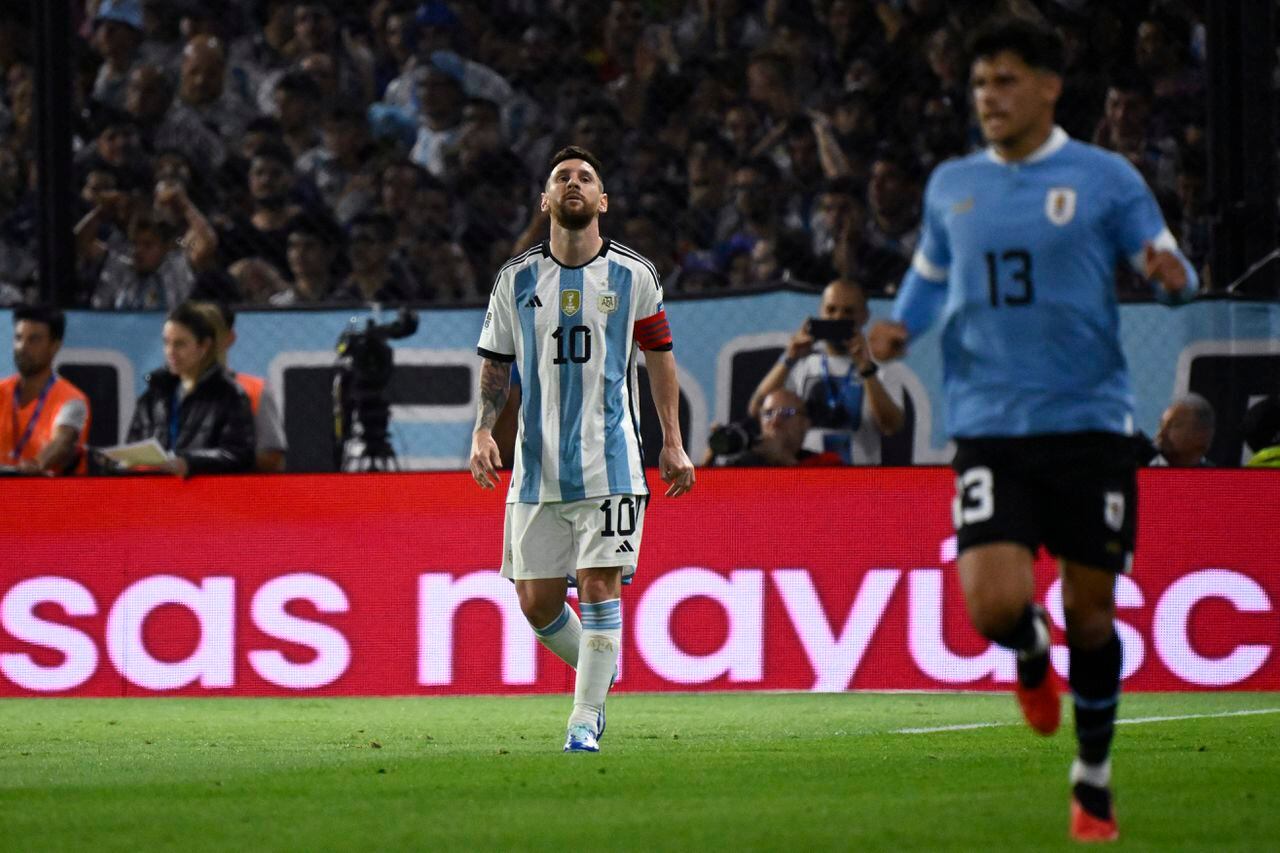 El delantero argentino Lionel Messi gesticula durante el partido de fútbol de clasificación sudamericana para la Copa Mundial de la FIFA 2026 entre Argentina y Uruguay en el estadio La Bombonera de Buenos Aires el 16 de noviembre de 2023.