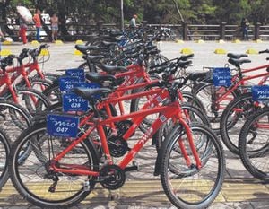En la ciudad ya se han realizado algunos pilotos del Sistema de Bicicletas Públicas, los cuales han sido principalmente en el centro de Cali, teniendo en cuenta que es un sector muy transitado.