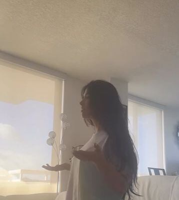 Jessica Cediel arrodillada mientras realiza una oración.