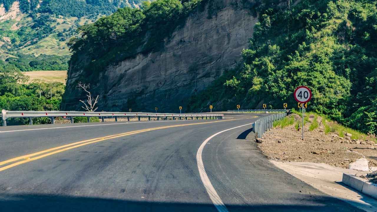A través de kilómetros de asfalto, una carretera une los extremos del territorio colombiano.