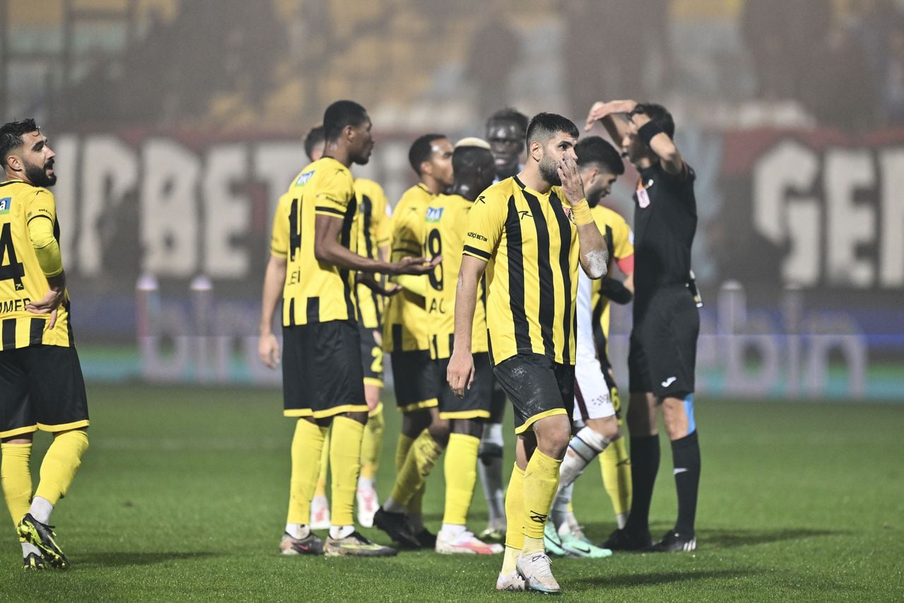 Jugadores del Istanbulspor protestando al árbitro del compromiso.