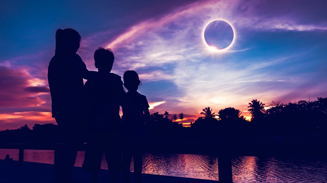 El primer eclipse del 2024 está a la vuelta de la esquina, desencadenando reflexiones sobre cómo su energía cósmica podría provocar cambios significativos en el estado emocional y espiritual de las personas.