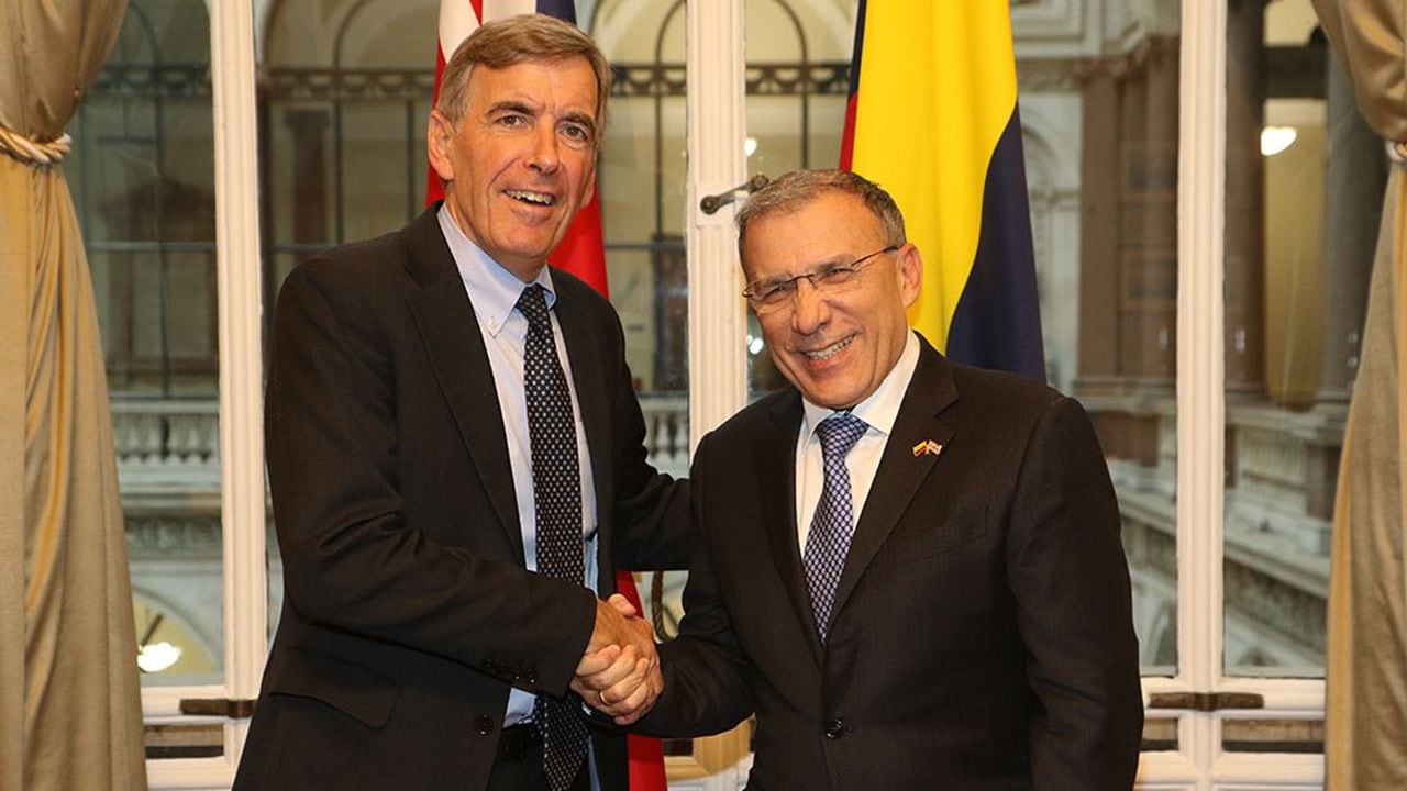 El Subsecretario de Estado Británico, David Rutley, y el Embajador de Colombia en Reino Unido, Roy Barreras.
