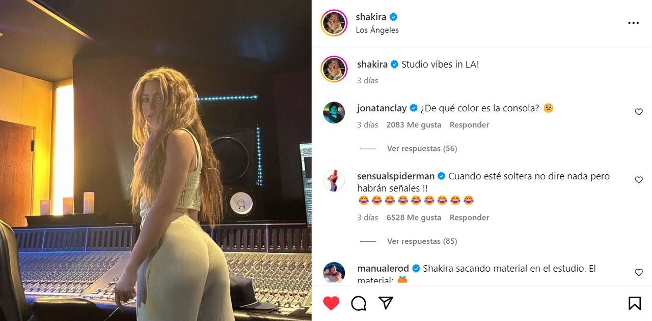 Shakira se robó las miradas con sensual foto en el estudio de grabación.