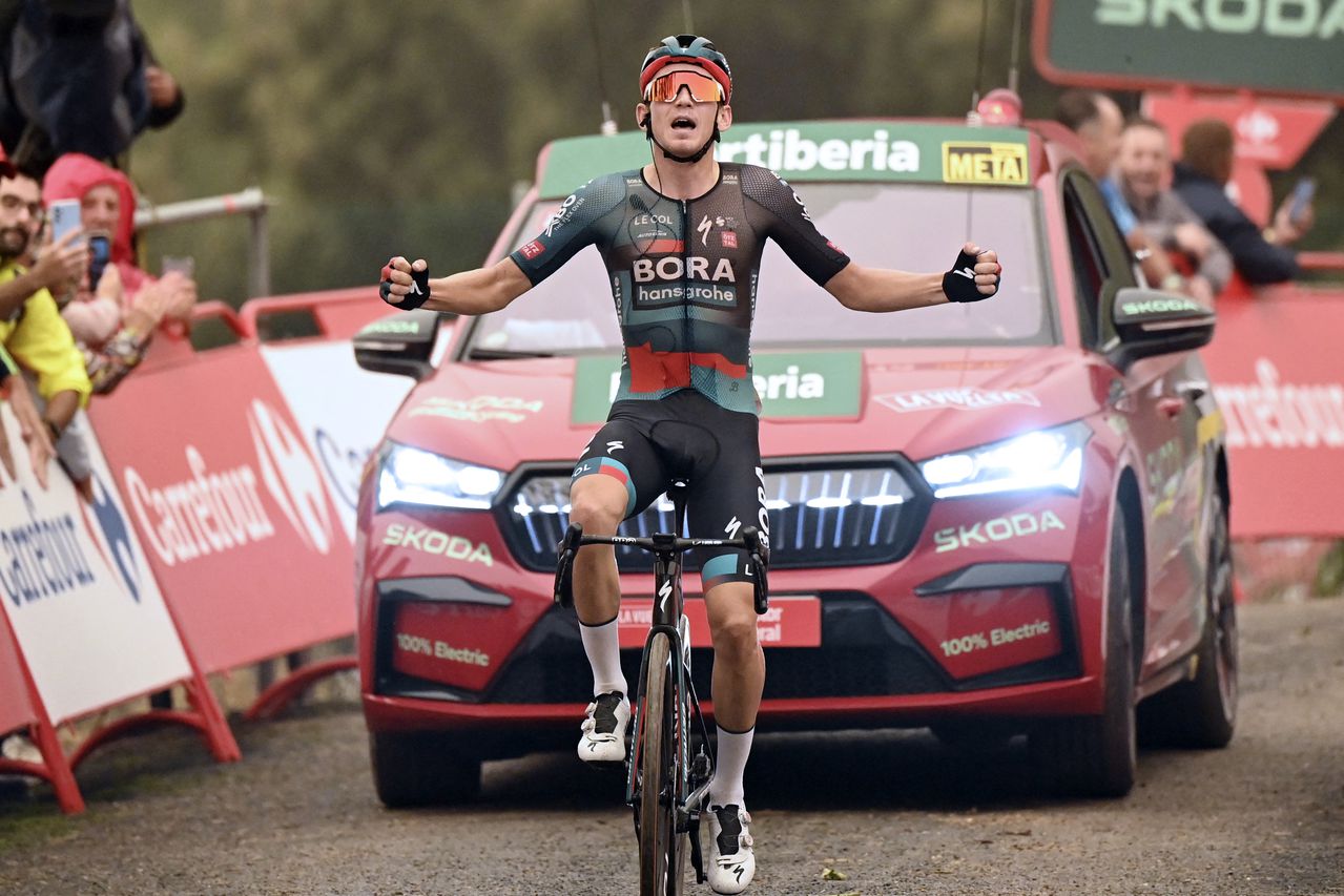 El corredor del Team Bora, Lennard Kamna, festeja su triunfo en la etapa nueve de La Vuelta a España 2023.