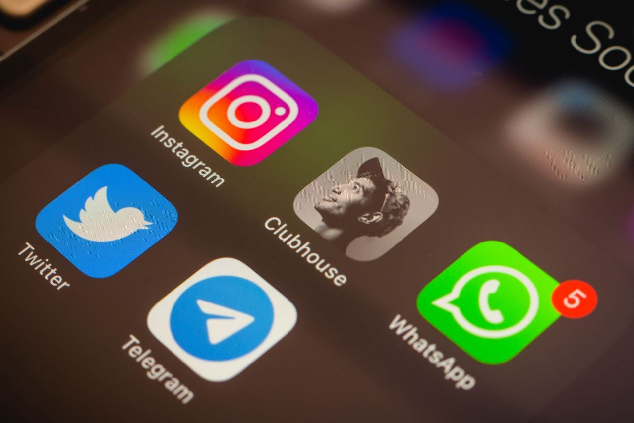 En esta ilustración fotográfica, los íconos de las aplicaciones de Instagram, Clubhouse, WhatsApp, Twitter y Telegram que se ven en la pantalla de un teléfono inteligente.