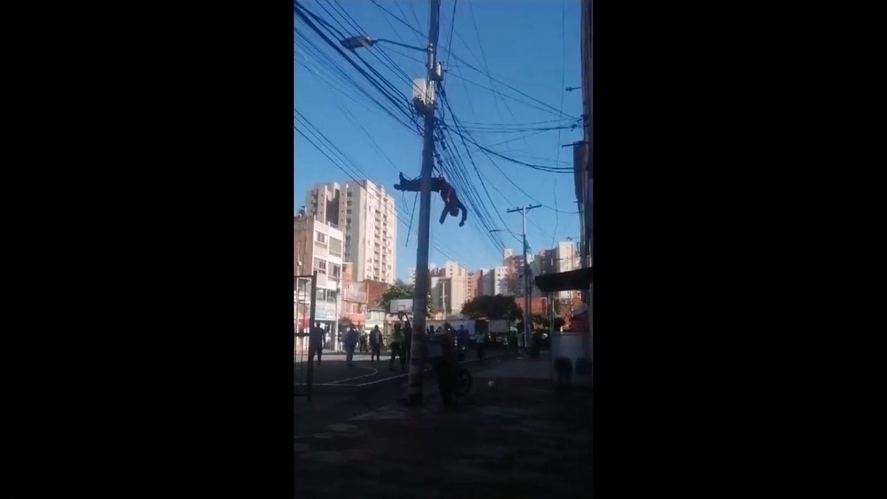 El hombre recibió una descarga eléctrica quedó colgando del poste.