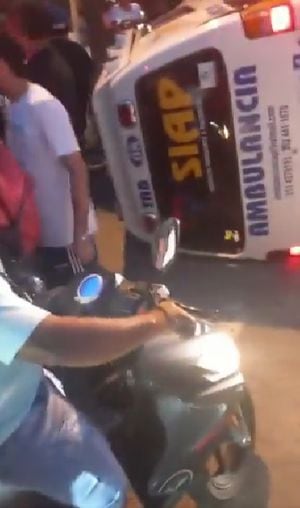La ambulancia se volcó metros más adelante después de haber atropellado al motociclista.