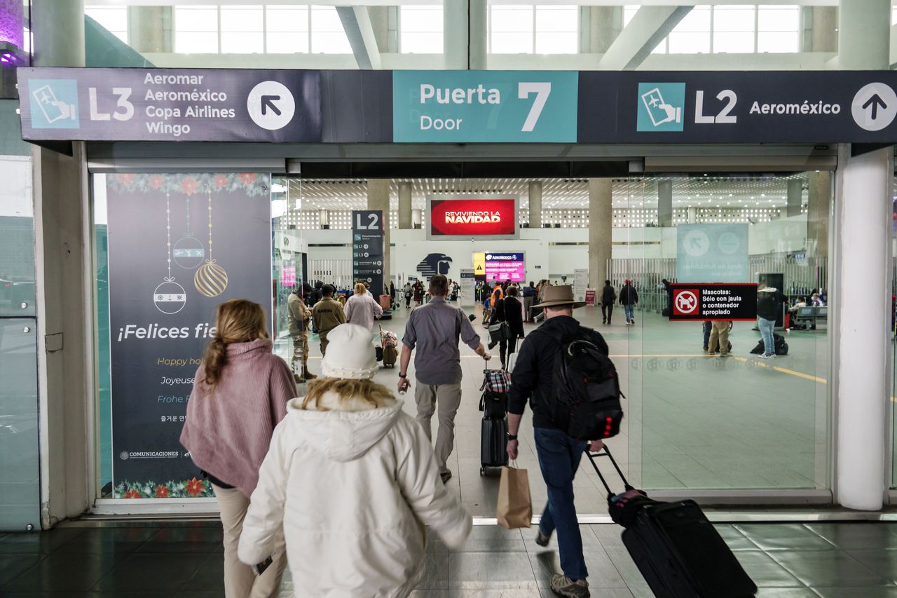 Ciudad de México, México, Aeropuerto Internacional Benito Juárez, pasajeros con equipaje ingresando por la puerta 7 de la terminal.