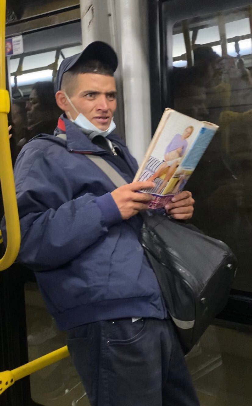 Hombre se subió a Transmilenio con una revista para adultos y comenzó a hostigar a las pasajeras.