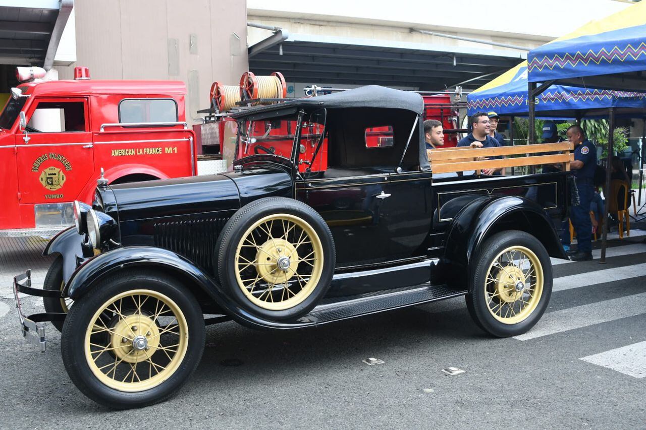 Los autos clásicos hacen presencia en la Feria de Cali 66. Se exponen varios modelos en el Centro Comercial Jumbo al lado de Chipichape.