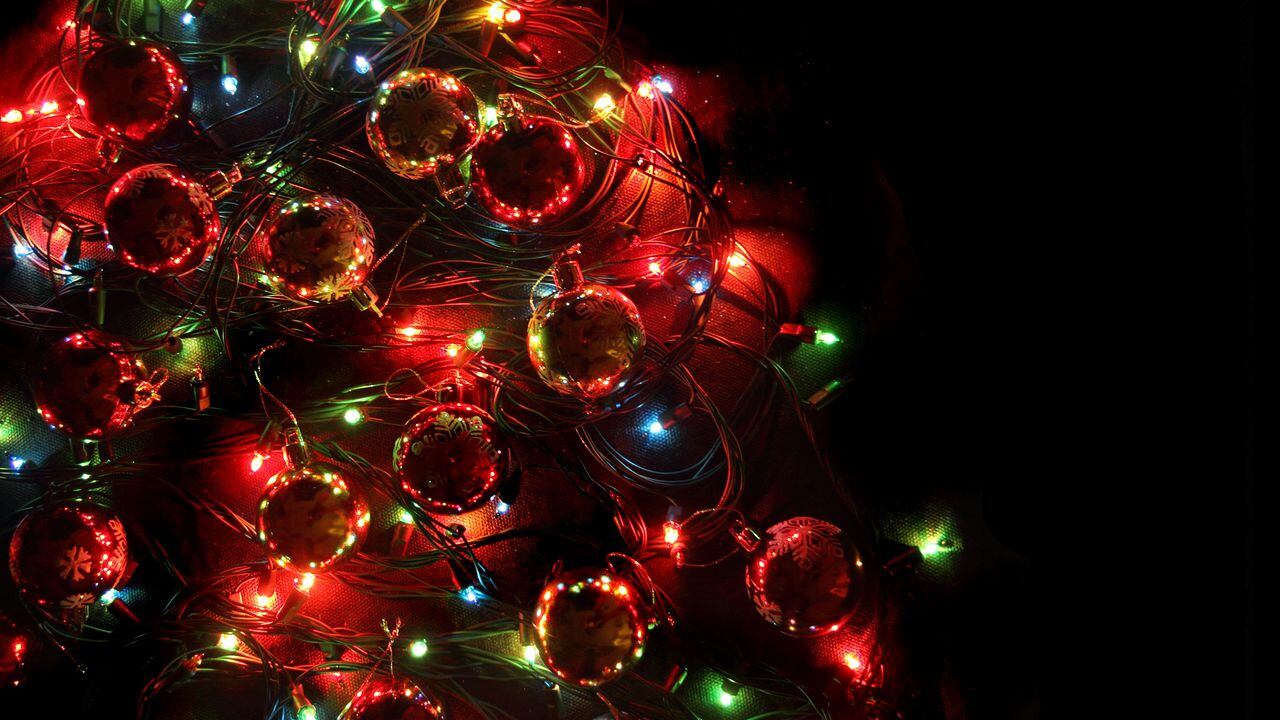 Árbol de Navidad con luces rojas.