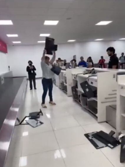 Mujer enfureció y destrozó mostrador de aerolínea Volaris, en México