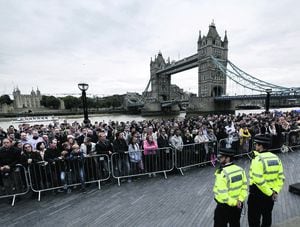 Cientos de personas participaron en una manifestación en solidaridad con las víctimas del ataque que dejó el sábado 4 de junio ocho muertos y 48 heridos en el Puente de Londres en la capital británica, mientras se realizaba un concierto de Ariana Grande.